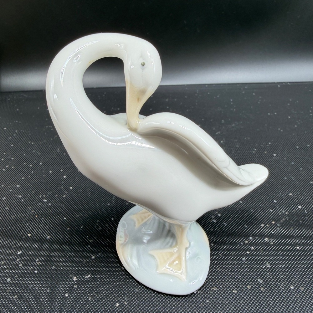 Lladro Swan Bird Figurine Preening Bird Porcelain Spain Glossy White 4 Inch - Picture 8 of 11